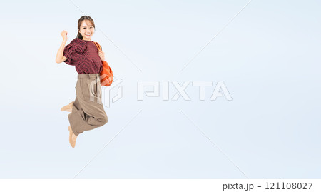 ジャンプするカジュアルウェアの女性の全身写真 121108027