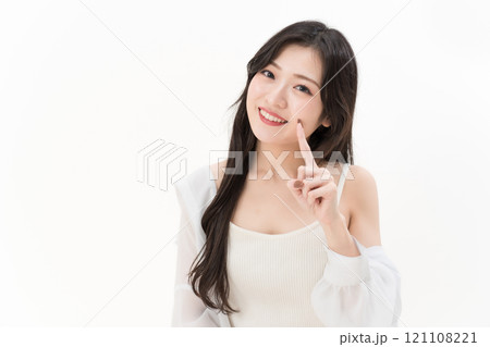 口元・歯を指差ししている若い女性　 デンタルケア 121108221