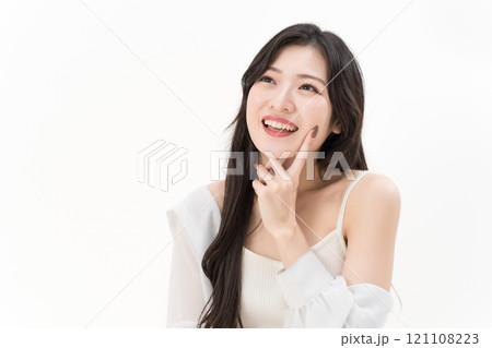 口元・歯を指差ししている若い女性　 デンタルケア 121108223