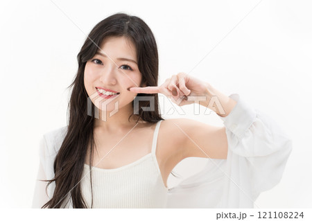 口元・歯を指差ししている若い女性 デンタルケア 口元・歯を指差ししている若い女性 デンタルケア 121108224
