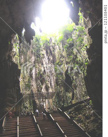 Before renovation改修工事前のバツー(バトゥ)洞窟の階段とヒンドゥ教の寺院と鍾乳洞 Before renovation改修工事前のバツー(バトゥ)洞窟の階段とヒンドゥ教の寺院と鍾乳洞 121108401