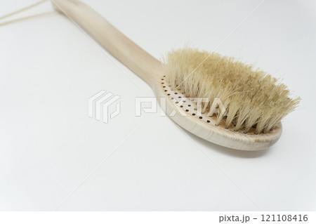 使い古しの毛が抜けたボディブラシ 使い古しの毛が抜けたボディブラシ 121108416