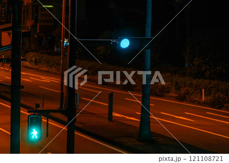 夜の信号機 121108721