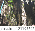 Before renovation改修工事前のバツー(バトゥ)洞窟の階段とヒンドゥ教の寺院と鍾乳洞 121108742