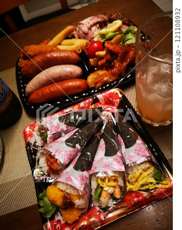 オードブル盛り合わせと巻き寿司 オードブル盛り合わせと巻き寿司 121108932