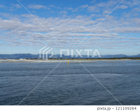 青空が広がる浜名湖の風景 青空が広がる浜名湖の風景 121109264