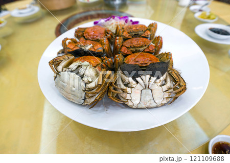 Male crab has a bell shaped belly with a creamy, golden roe. Female crab has a round belly with a reddish orange roe. Male crab has a bell shaped belly with a creamy, golden roe. Female crab has a round belly with a reddish orange roe. 121109688