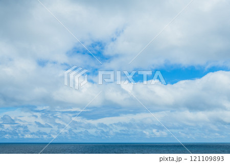【夏～秋の大海原からの大空　空背景や空合成素材】 121109893