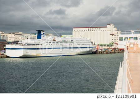 【さんふらわあ　ふらのから望む太平洋フェリーいしかりが苫小牧フェリーターミナル停泊中】 121109901