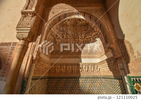 アルハンブラ宮殿のナスル朝宮殿にあるアラヤネスの中庭にある小部屋の装飾 アルハンブラ宮殿のナスル朝宮殿にあるアラヤネスの中庭にある小部屋の装飾 121110025