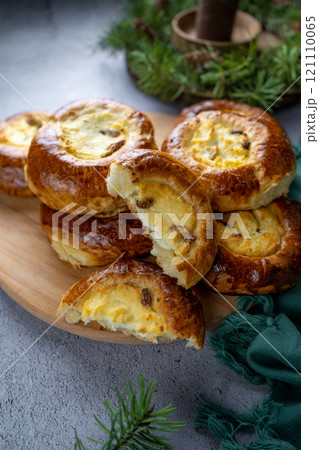 Traditional Russian baking pastry vatrushka, round buns, curd tart selective focus, closeup. Cheesecake with cottage cheese. Rustic food Photography. 121110065