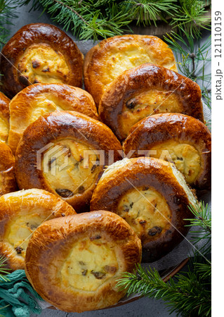 Curd cheesecakes. Baked yeast open pies Homemade cakes. Food on the table. Portioned pies. Cottage cheese and raisins for the filling. Cheesecake. Curd cheesecakes. Baked yeast open pies Homemade cakes. Food on the table. Portioned pies. Cottage cheese and raisins for the filling. Cheesecake. 121110159