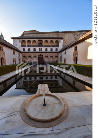 アルハンブラ宮殿のナスル朝宮殿にあるアラヤネスの中庭 121110517