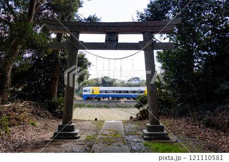 鳥居の中をくぐる、しおさい 鳥居の中をくぐる、しおさい 121110581
