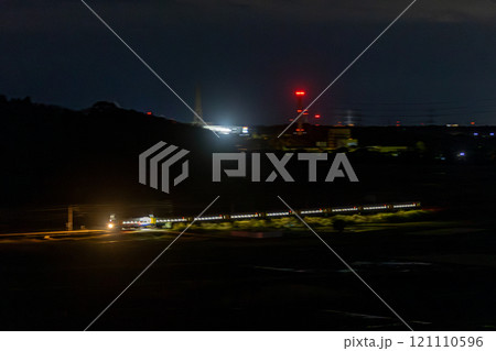 闇をついて走るしおさい 闇をついて走るしおさい 121110596