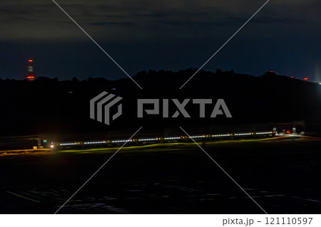 闇をついて走るしおさい 闇をついて走るしおさい 121110597