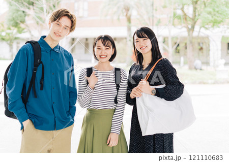 大学生　グループ　キャンパス 121110683
