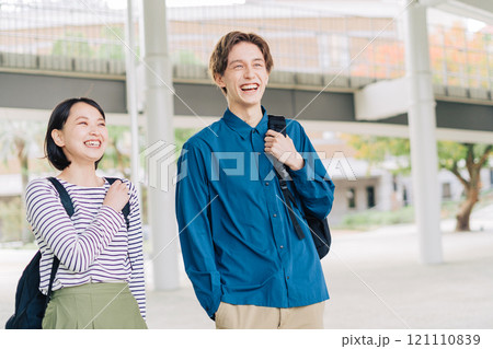 大学生　男女　キャンパス 121110839
