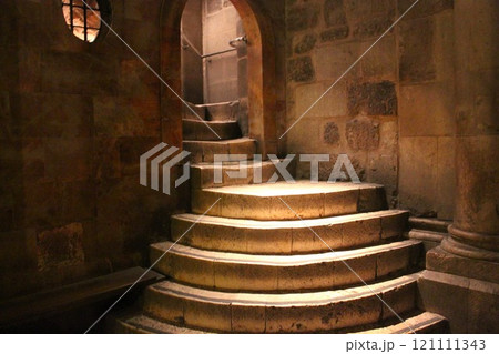 イスラエル、エルサレム旧市街、聖墳墓教会内にあるゴルゴタの丘へ向かう階段 121111343
