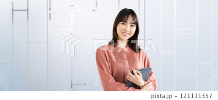 タブレットを持つ笑顔の女性・ビジネスウーマン 121111357