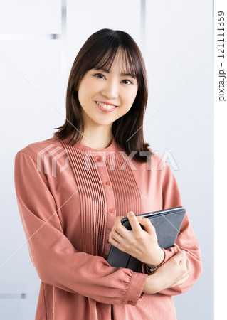 タブレットを持つ笑顔の女性・ビジネスウーマン 121111359
