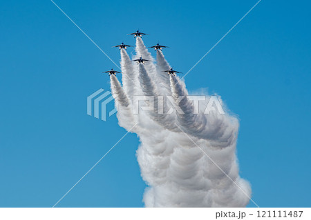 クリスマスツリー隊形のブルーインパルス 121111487