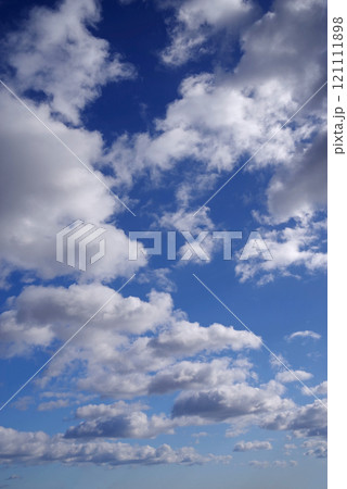 【雲が多い空】 空 青空 雲 風景 自然 【雲が多い空】 空 青空 雲 風景 自然 121111898