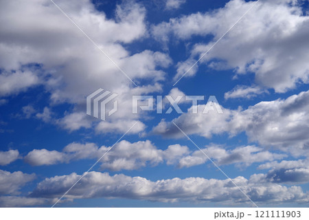 【雲が多い空】　空　青空　雲　風景　自然　 121111903