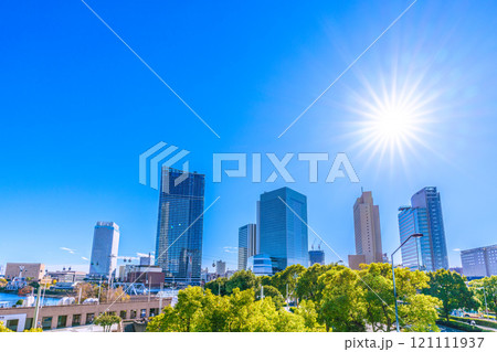 日本の横浜都市景観 師走。桜木町駅前・横浜市役所などのビル群、奥に再開発中のビル…新時代に希望の光 121111937