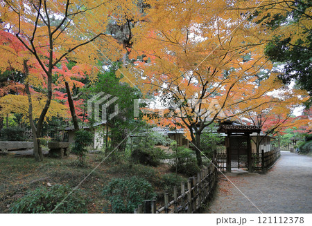 栗林公園南庭、茅葺き草庵型の茶亭「日暮亭」 121112378