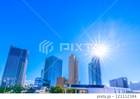 日本の横浜都市景観 師走。眩しい朝の光…桜木町駅や横浜市役所などのビル群を望む。希望の光…=8日 日本の横浜都市景観 師走。眩しい朝の光…桜木町駅や横浜市役所などのビル群を望む。希望の光…=8日 121112384
