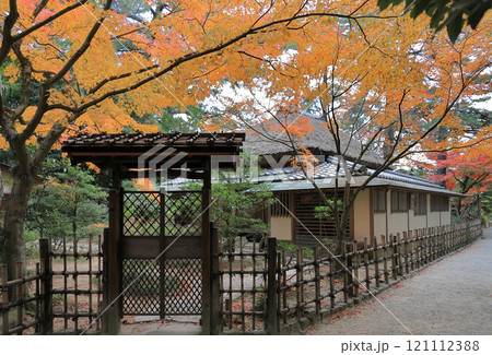 栗林公園南庭、茅葺き草庵型の茶亭「日暮亭」 121112388