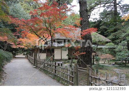 栗林公園南庭、茅葺き草庵型の茶亭「日暮亭」 栗林公園南庭、茅葺き草庵型の茶亭「日暮亭」 121112393