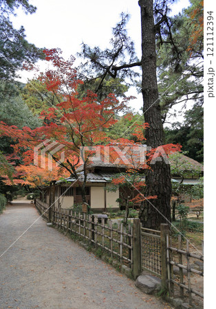 栗林公園南庭、茅葺き草庵型の茶亭「日暮亭」 栗林公園南庭、茅葺き草庵型の茶亭「日暮亭」 121112394