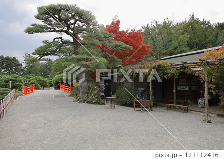 栗林公園の梅林橋(赤橋)付近の紅葉と皐月亭 栗林公園の梅林橋(赤橋)付近の紅葉と皐月亭 121112416
