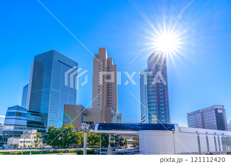 日本の横浜都市景観 師走。眩しい朝の光…桜木町駅や横浜市役所などのビル群を望む。希望の光…=8日 日本の横浜都市景観 師走。眩しい朝の光…桜木町駅や横浜市役所などのビル群を望む。希望の光…=8日 121112420