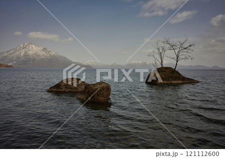 春の支笏湖 121112600