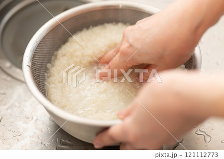 お米を研ぐ女性の手元 お米を研ぐ女性の手元 121112773