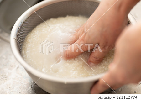 お米を研ぐ女性の手元 お米を研ぐ女性の手元 121112774