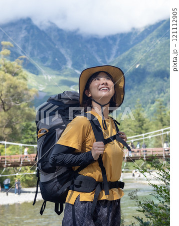 登山をする女性 登山をする女性 121112905