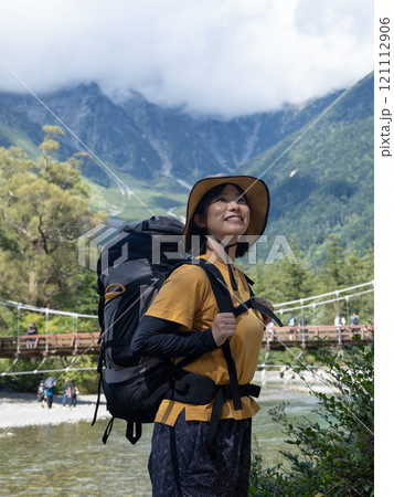 登山をする女性 登山をする女性 121112906
