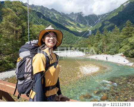 登山をする女性 121112913