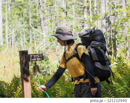 登山をする女性 登山をする女性 121112930