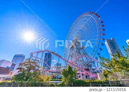 日本の横浜都市景観　桜木町駅周辺・大観覧車やジェットコースターなどを望む＝12月8日 121115058