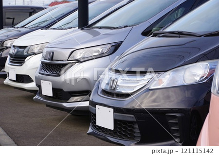 中古車イメージ　販売店に並ぶ車　ホンダ フリード 121115142