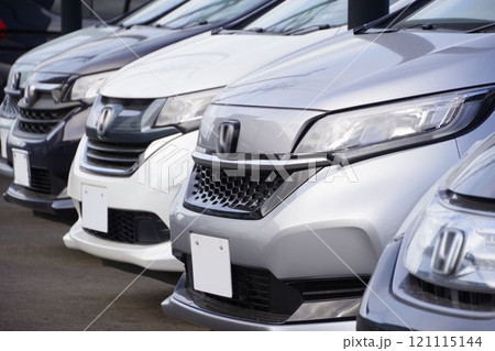 中古車イメージ　販売店に並ぶ車　ホンダ・フリード 121115144