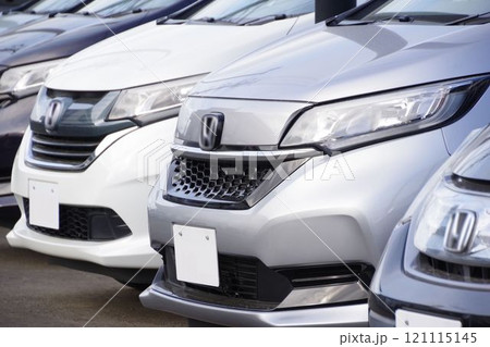 中古車イメージ　販売店に並ぶ車　ホンダフリード（2代目） 121115145