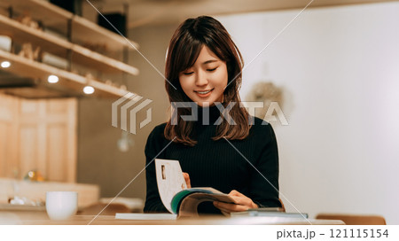 雑誌を読む女性 121115154
