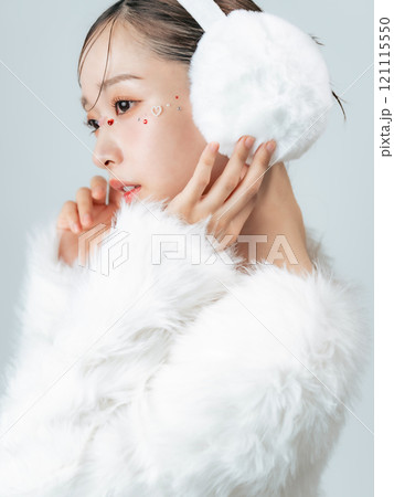 ファーコートを着た女性のファッションイメージ　コスメ　美容　スキンケア 121115550