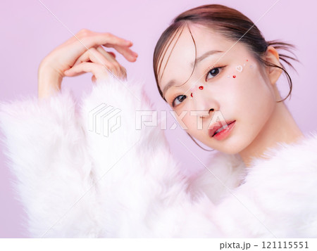 ファーコートを着た女性のファッションイメージ　コスメ　美容　スキンケア 121115551